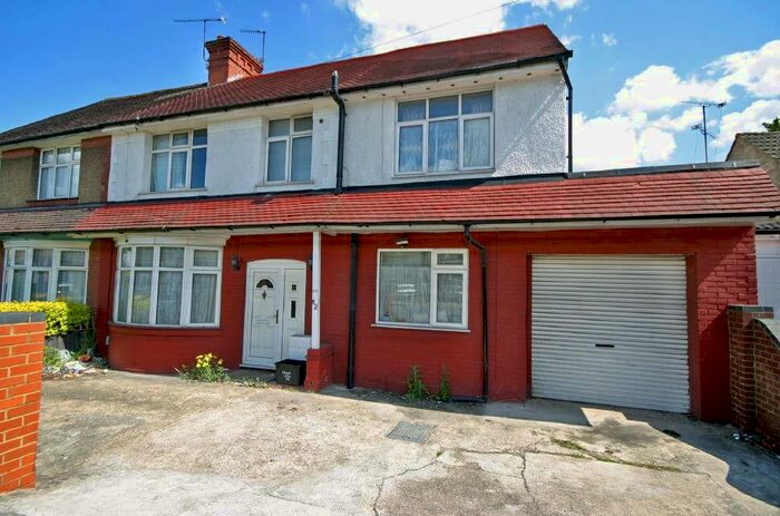 5 Bedroom Semi-Detached House To Rent In Waller Avenue, Luton, LU4
