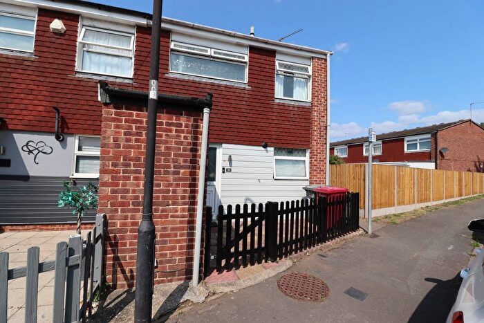 3 Bedroom End Of Terrace House For Sale In Burgett Road, Slough, SL1