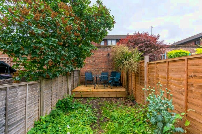 2 Bedroom Flat To Rent In Larden Road, Wendell Park, London, W3