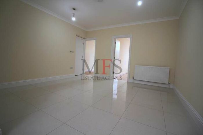 2 Bedroom Flat To Rent In King Street, Southall, UB2