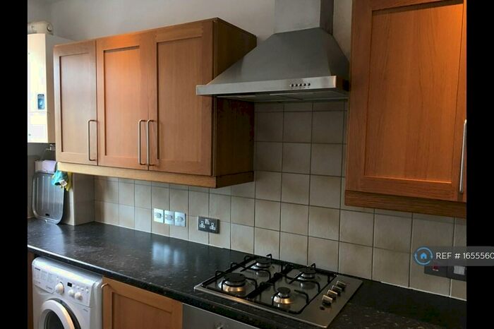 3 Bedroom Flat To Rent In Arnos Grove Court, London, N11