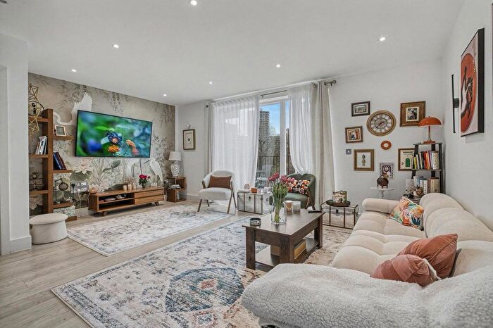 1 Bedroom Flat For Sale In Lakeside Drive, Park Royal, London, NW10