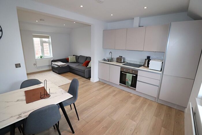 2 Bedroom Flat To Rent In Chelmsford Road, Brentwood, CM15