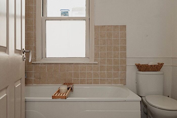 1 Bedroom Flat For Sale In Earlswood Road, Redhill, RH1