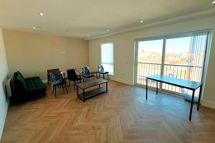 2 Bedroom Flat To Rent In Walton On Thames, Surrey, Kt, KT12