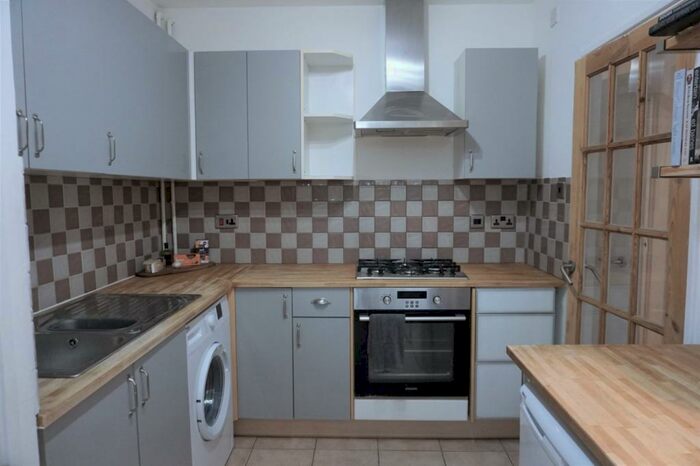 2 Bedroom Apartment To Rent In Windley Close, London, SE23
