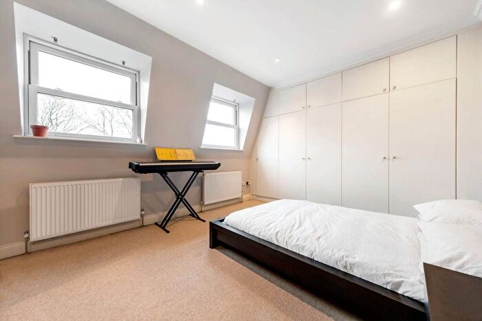 2 Bedroom Flat To Rent In Lavender Hill, Battersea, London, SW11