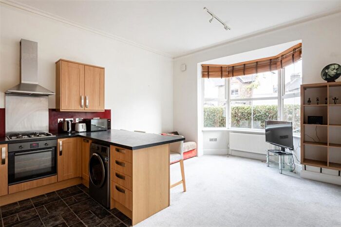 1 Bedroom Flat For Sale In Croydon Road, Reigate, RH2