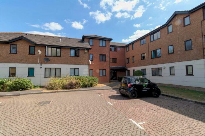1 Bedroom Apartment To Rent In Parrotts Field, Hoddesdon, EN11