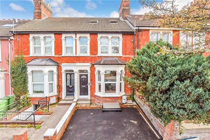 2 Bedroom Flat For Sale In Hastings Road, Maidstone, Kent, ME15