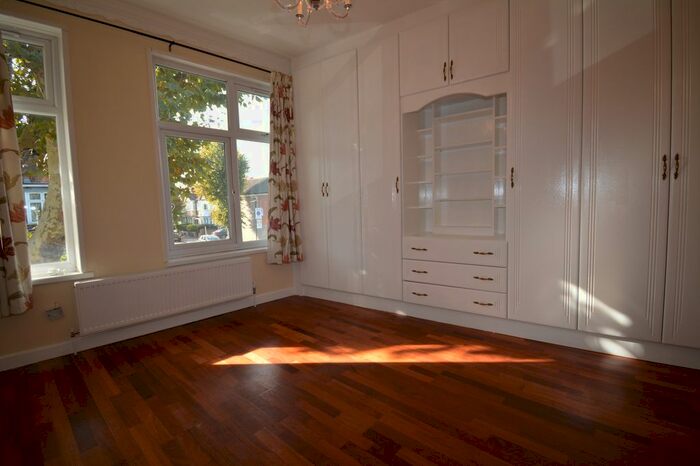 2 Bedroom Flat To Rent In Northfield Avenue, London W13