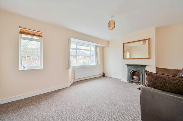 2 Bedroom Flat To Rent In Cavendish Avenue, West Ealing, London, W13