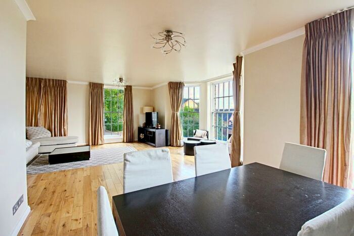 2 Bedroom Ground Flat To Rent In Princess Park Manor, Royal Drive, Friern Barnet, N11