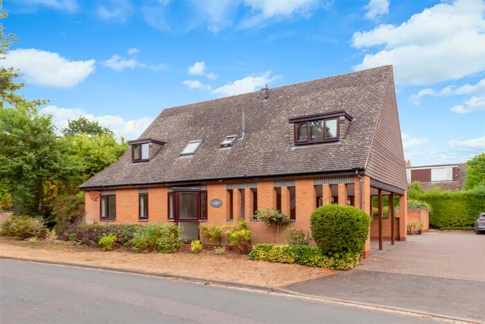 2 Bedroom Flat To Rent In Kingfisher Court, Green Lane, Woodstock, OX20