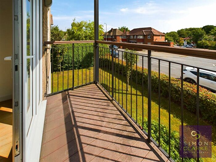 2 Bedroom Apartment To Rent In Holders Hill Road, Mill Hill, NW7
