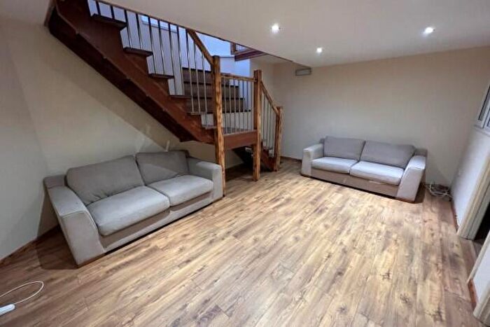 3 Bedroom Flat To Rent In Broadway Cardiff, CF24