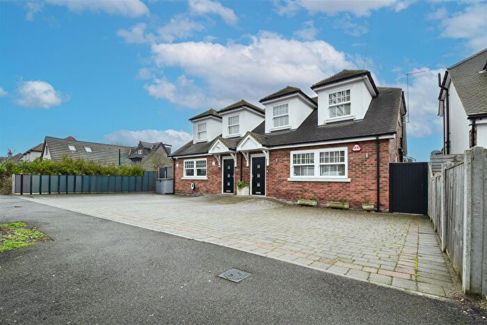 4 Bedroom Semi-Detached House For Sale In Homeway, Romford, RM3