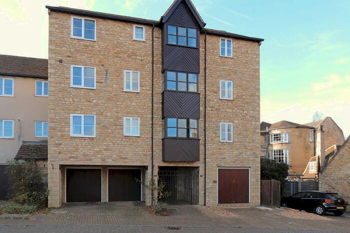 3 Bedroom Town House To Rent In Lambert Mews, Stamford, PE9