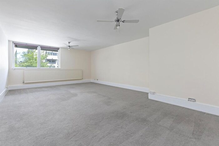 1 Bedroom Flat To Rent In Rennie Court, Upper Ground, South Bank, London, SE1