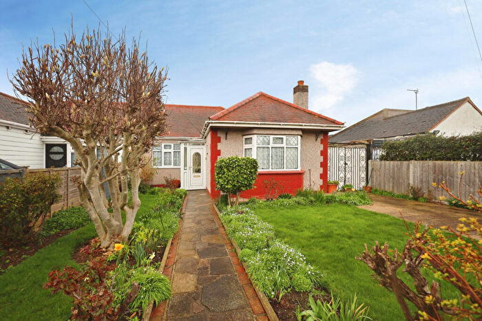 3 Bedroom Semi-Detached Bungalow For Sale In Keith Way, Southend-on-sea, SS2