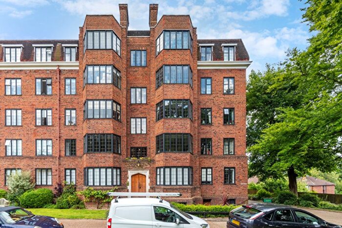 2 Bedroom Flat For Sale In Glenalmond House, Manor Fields, SW15