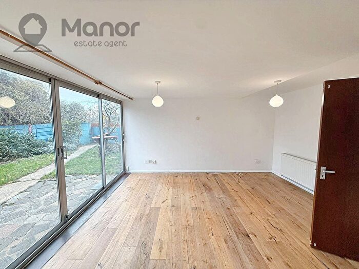 3 Bedroom Maisonette To Rent In Gainsborough Avenue, Manor Park, E12
