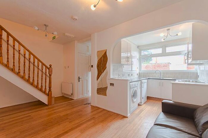 5 Bedroom Flat To Rent In Laverstoke Gardens, London SW15