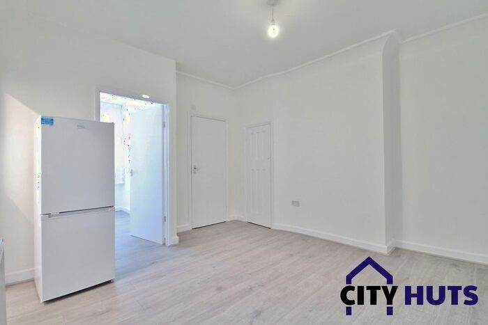 1 Bedroom Flat To Rent In //Green Lanes, London, N13