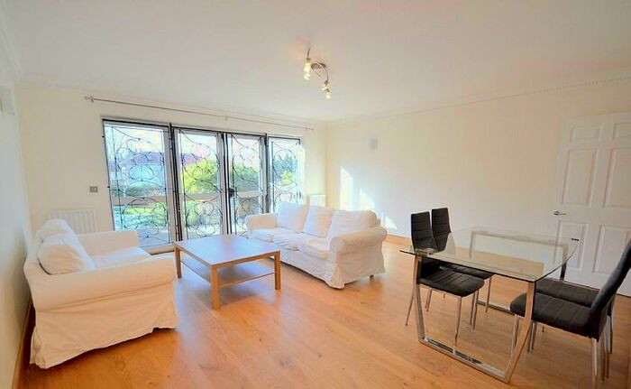 2 Bedroom Flat To Rent In Elle Court, Nether Street, London, N12