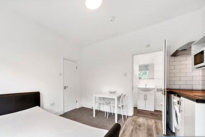 Apartment To Rent In Lancaster Road, Finsbury Park, London, N4