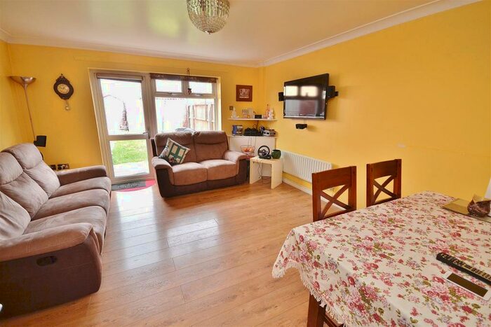 3 Bedroom End Of Terrace House To Rent In Fullwell Avenue, Barkingside, IG6