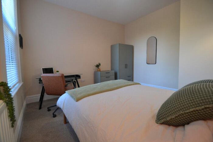 3 Bedroom Flat To Rent In Musters Road, Nottingham, NG2