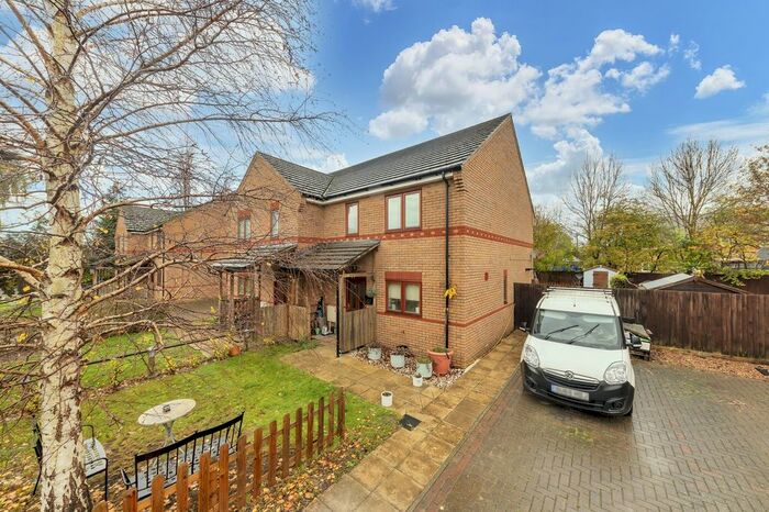 3 Bedroom Semi-Detached House For Sale In Primes Close, Barrington, CB22