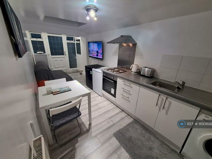 1 Bedroom Flat To Rent In Glebelands Avenue, Ilford, IG2