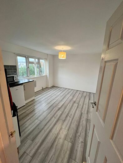1 Bedroom Detached House To Rent In Heaton Avenue, Romford, RM3
