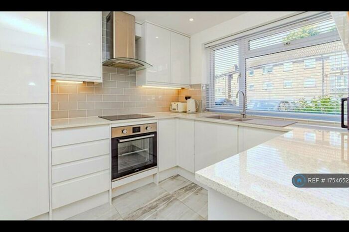 2 Bedroom Flat To Rent In Lynden Hyrst, Croydon, CR0