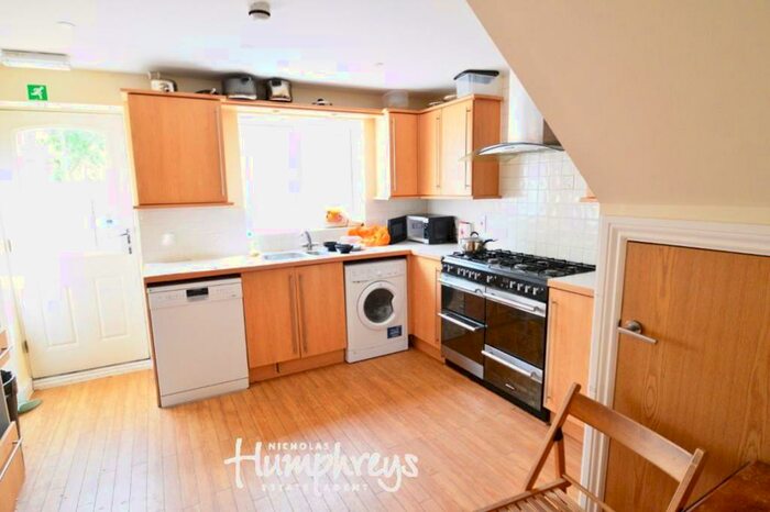 5 Bedroom House To Rent In Tigermoth Way, AL10