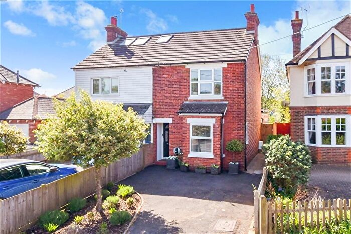 3 Bedroom Semi-Detached House For Sale In Howland Road, Marden, Kent, TN12