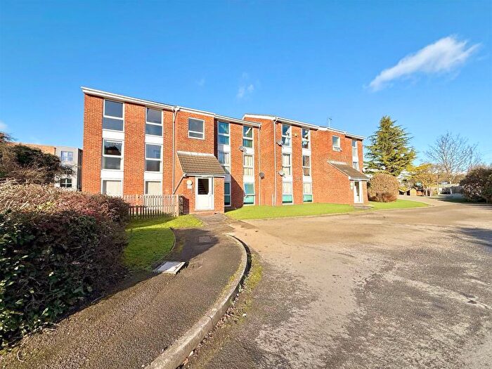 2 Bedroom Flat For Sale In The Mall, Dunstable, LU5