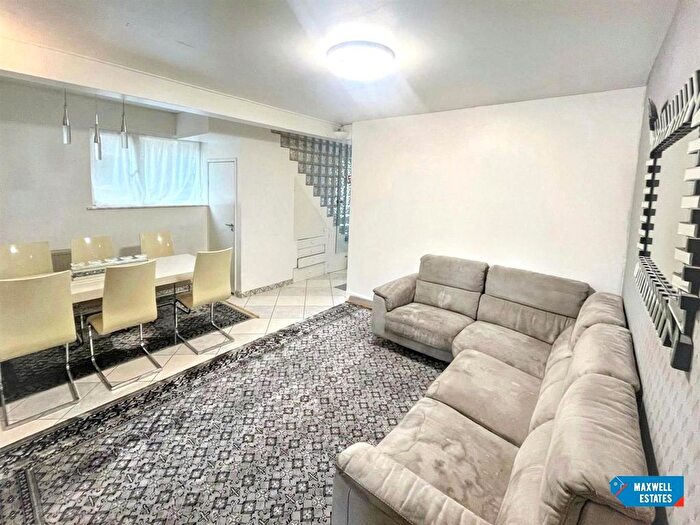 4 Bedroom Semi Detached House To Rent In Oakleigh Avenue, Edgware, HA8