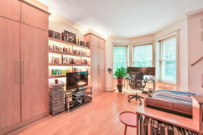 1 Bedroom Flat For Sale In Kings Gardens, South Hampstead, London, NW6