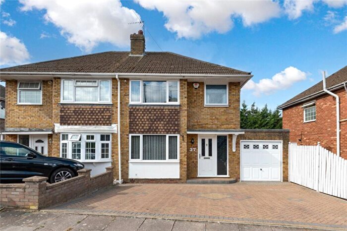 3 Bedroom Semi Detached House For Sale In Kynance Close, Luton, Bedfordshire, LU2