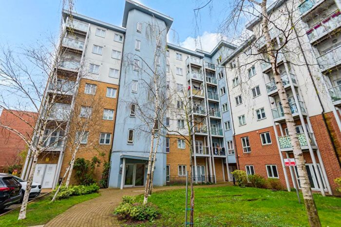 1 Bedroom Apartment To Rent In Slough, Berkshire, SL2