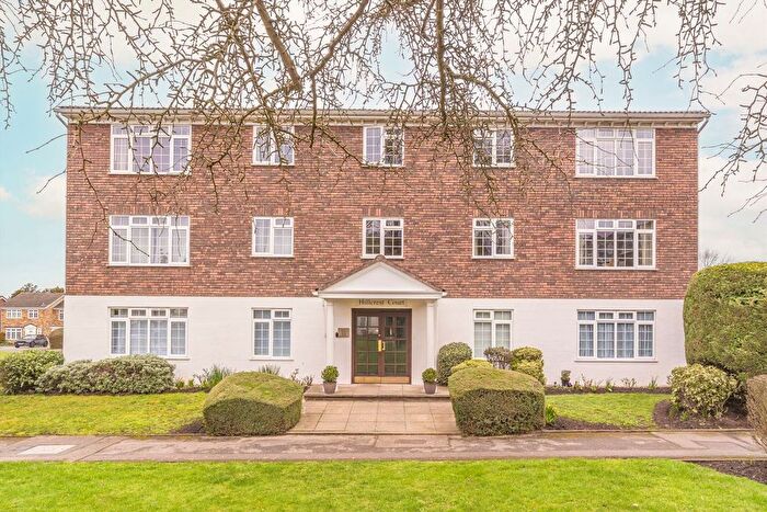 1 Bedroom Flat For Sale In Hillcrest, Weybridge, KT13
