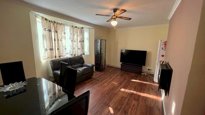 2 Bedroom Flat To Rent In Grand Drive, Raynes Park, SW20