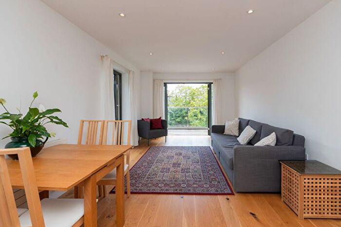 2 Bedroom Flat For Sale In Gaol Ferry Steps, Bristol, BS1