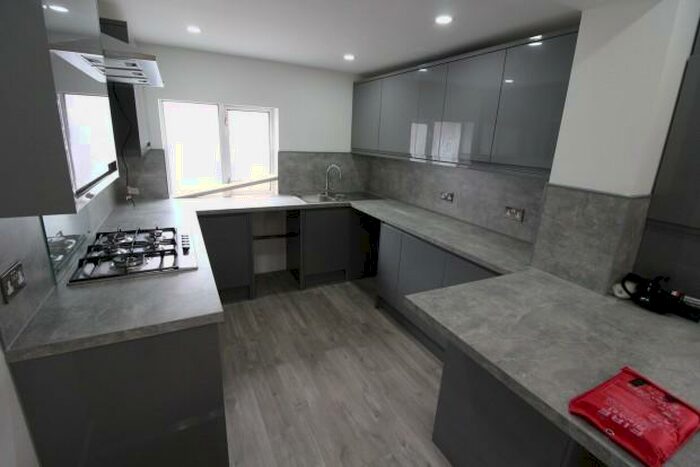 6 Bedroom Terraced House To Rent In Mackintosh Place - Cardiff, CF24