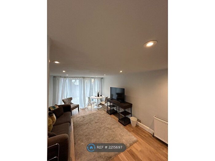 3 Bedroom Flat To Rent In Dempster Road, Wandsworth, SW18