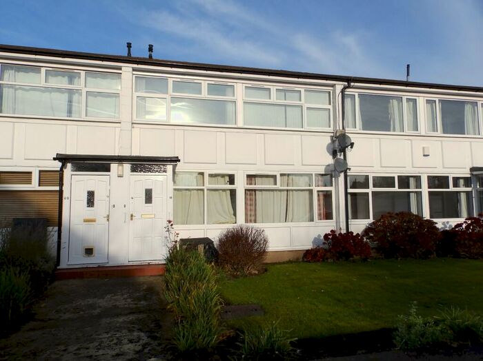 2 Bedroom Flat To Rent In High Moor Court, Leeds, West Yorkshire, Uk, LS17