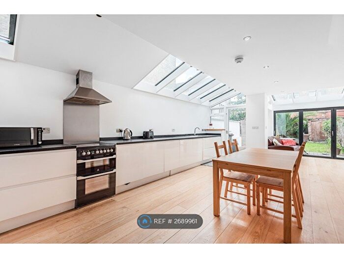 3 Bedroom Flat To Rent In Brook Drive, London, SE11